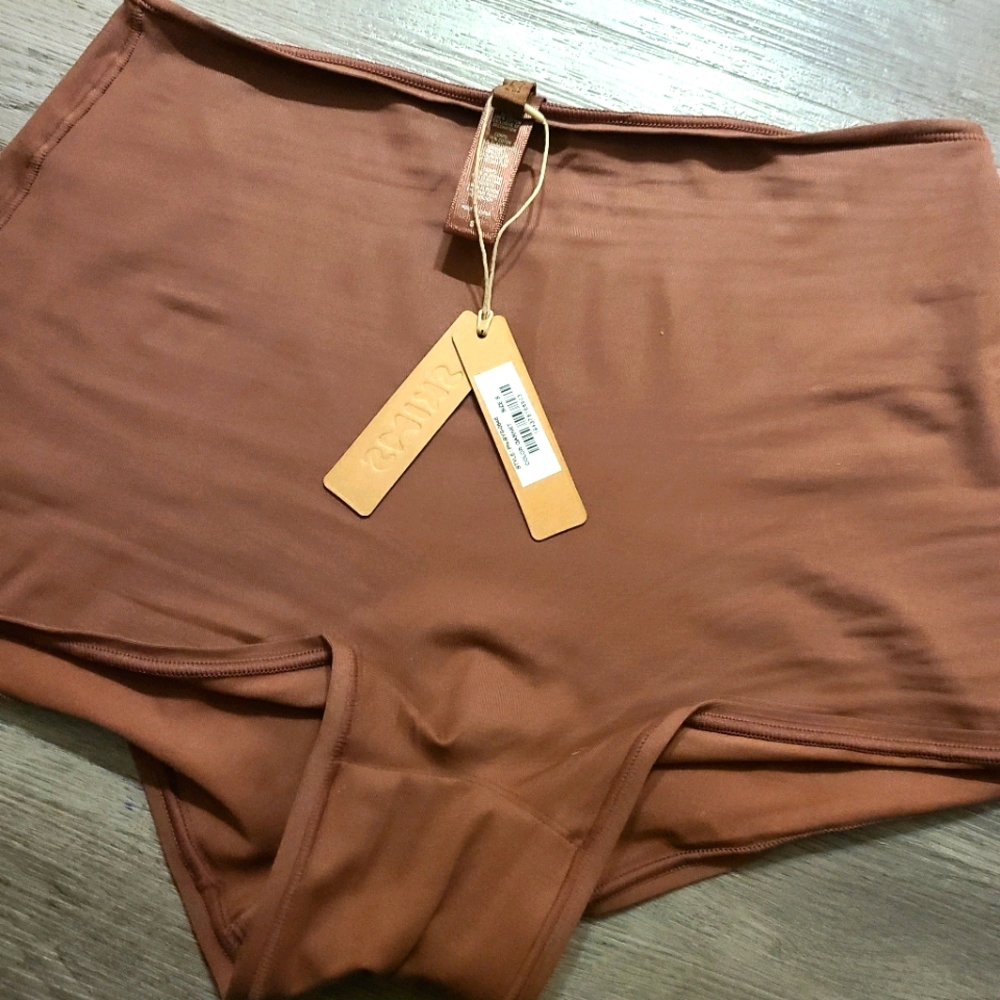 SKIMS  BODY BASIC SHORTS